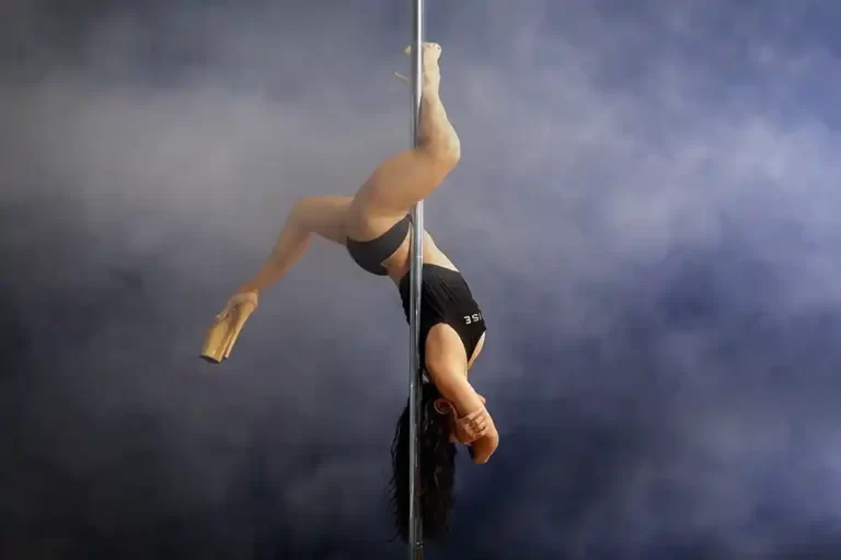 Natalia Garate, profesora de Cocodance Aranjuez, practicando Pole Dance